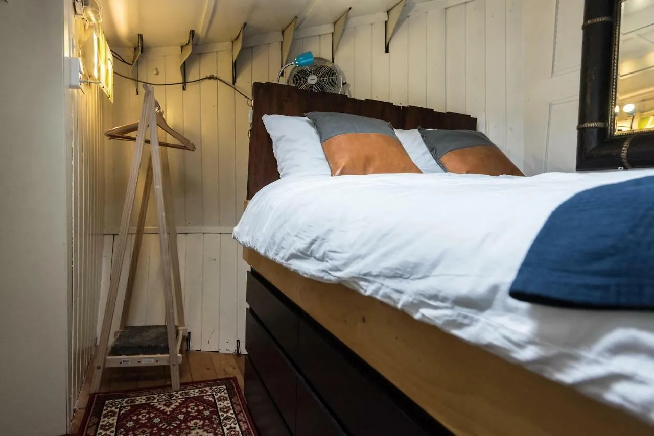 Houseboat Reussi Bed & Breakfast Amsterdam Netherlands